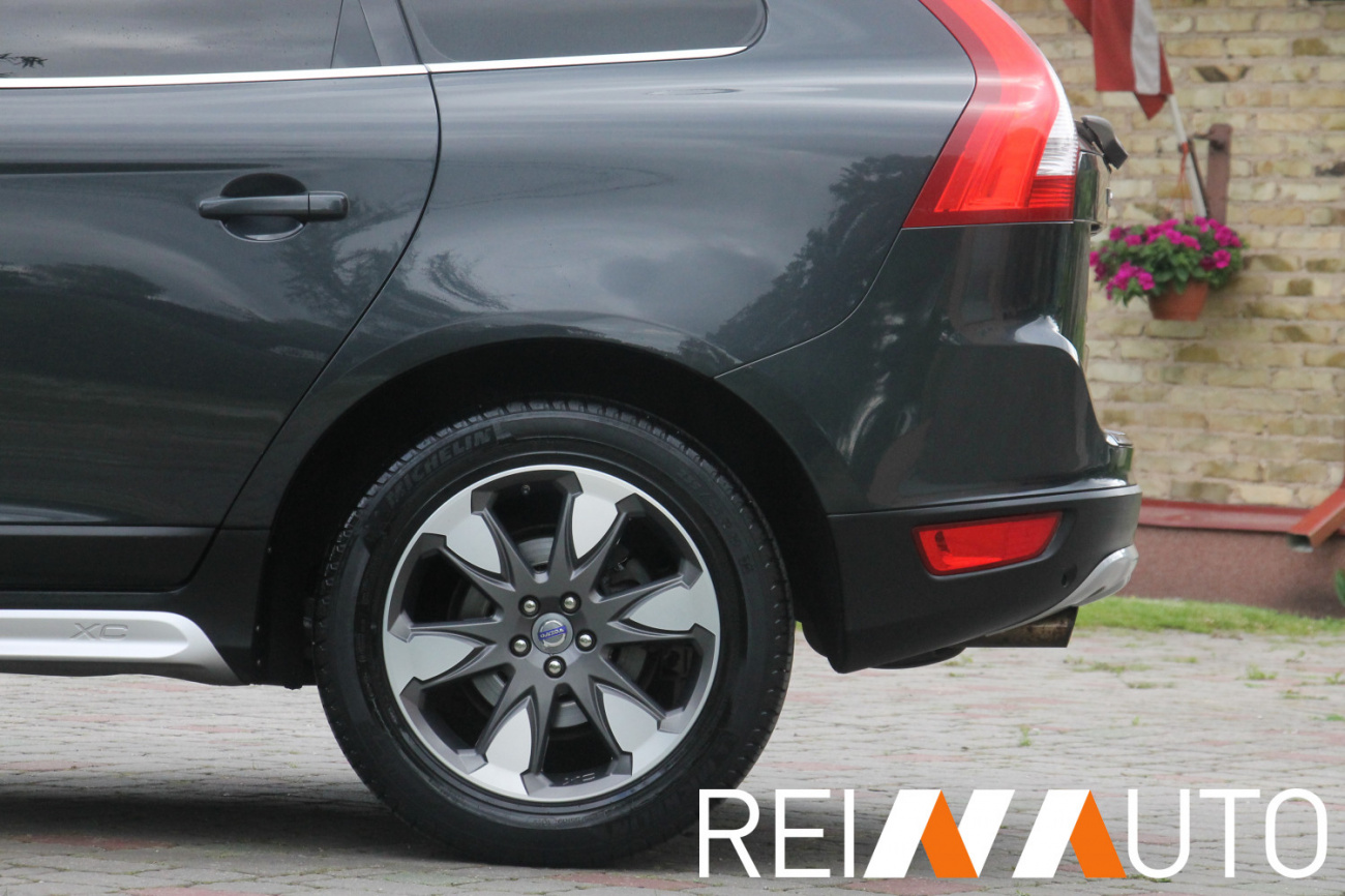Volvo XC60 Momentum Grijs