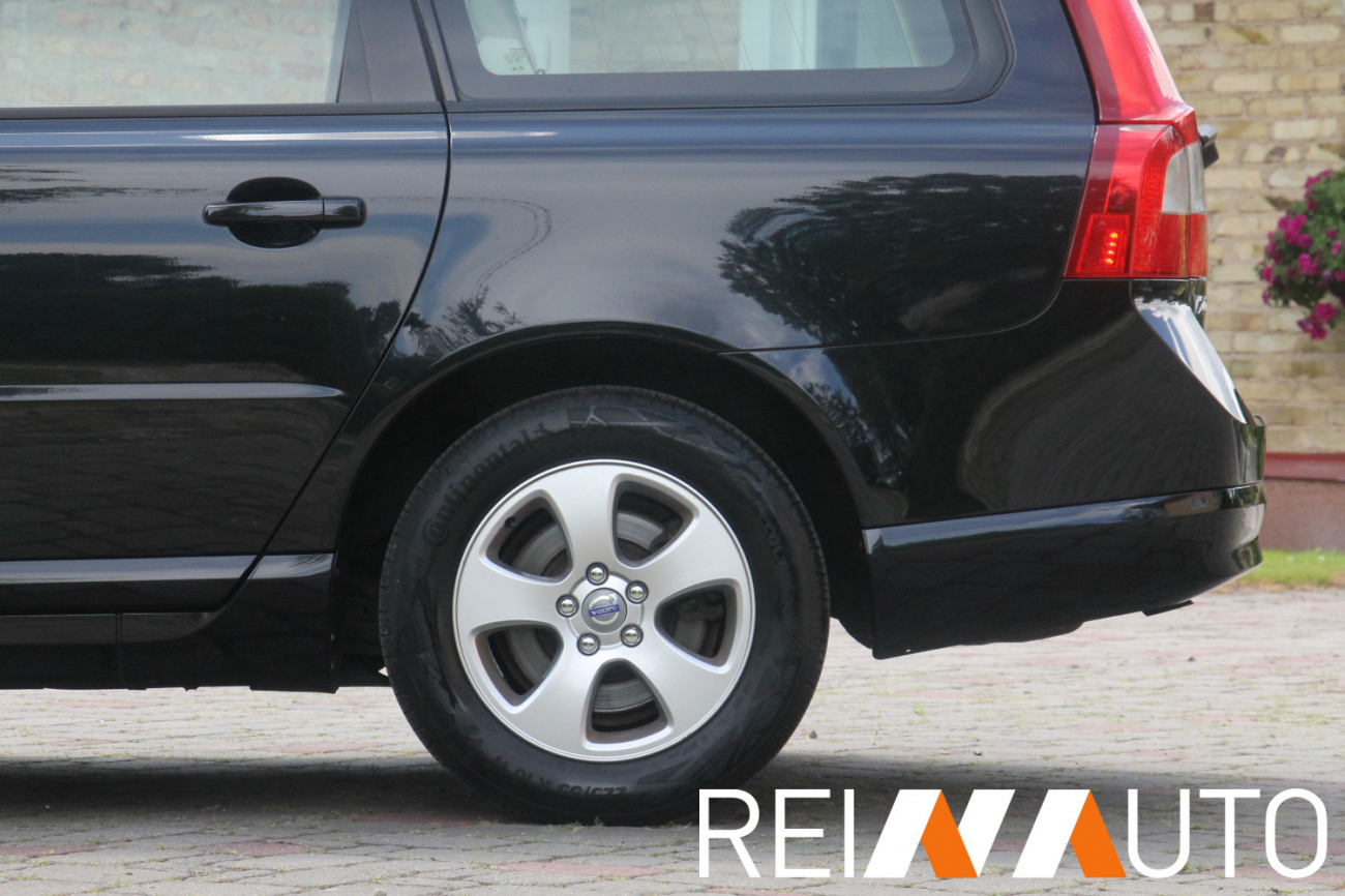 Volvo V70 D5 Momentum Black