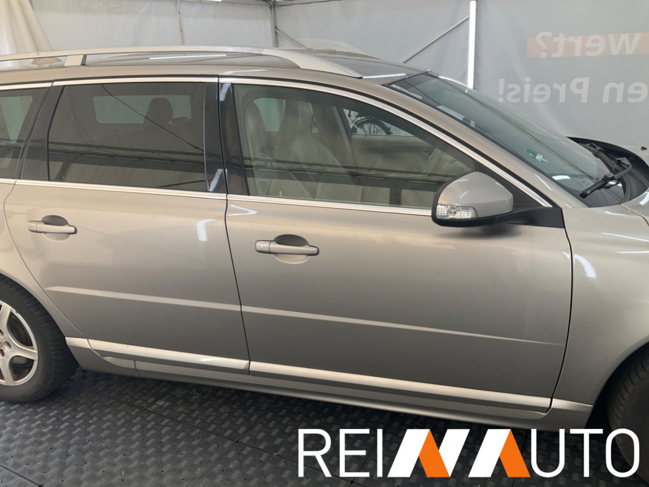 Volvo V70 D5 Summum Seashell