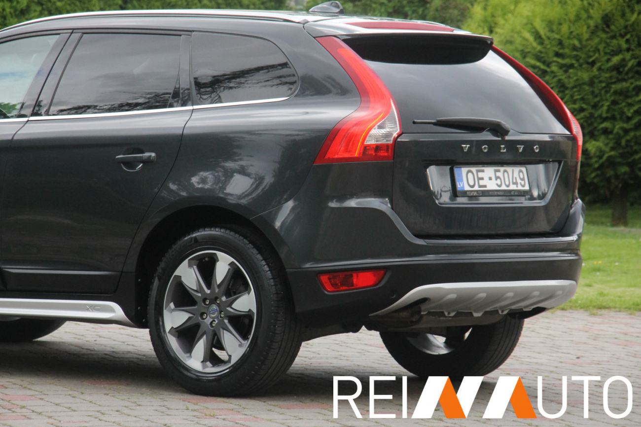Volvo XC60 Momentum Grijs