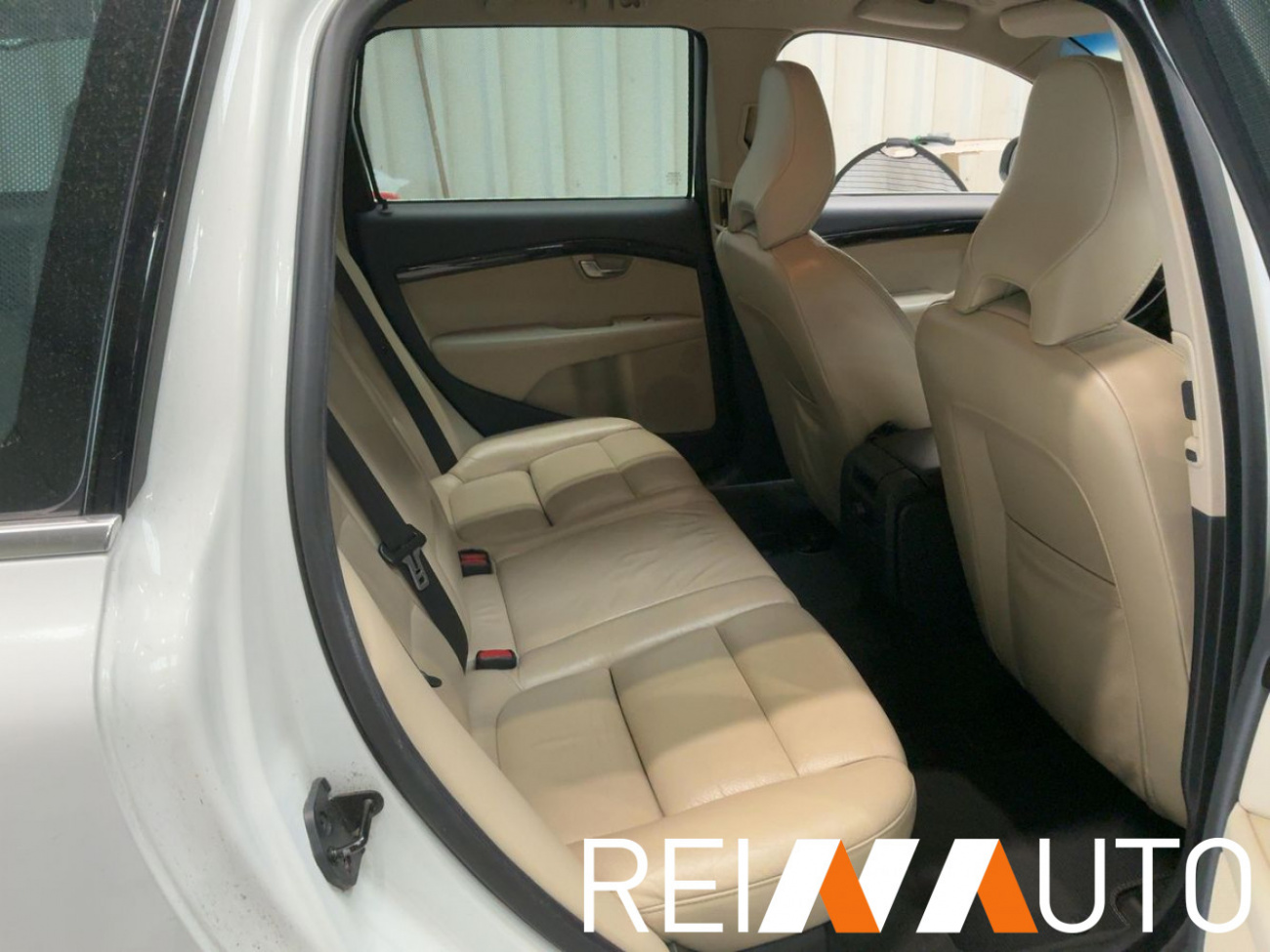 Volvo V70 Momentum Weiss