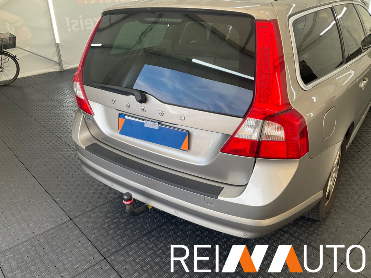 Volvo V70 D5 Summum Seashell