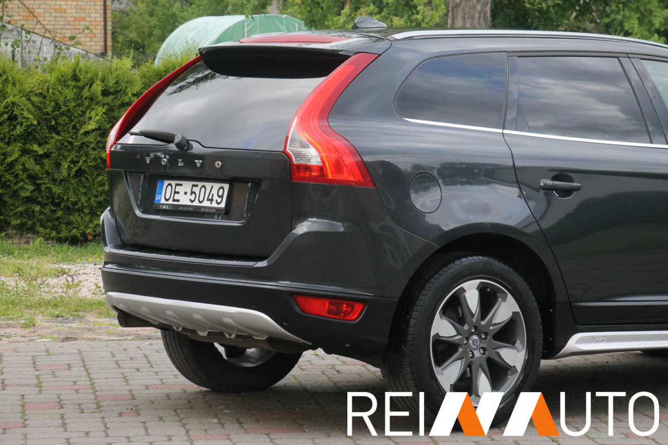 Volvo XC60 Momentum Grijs