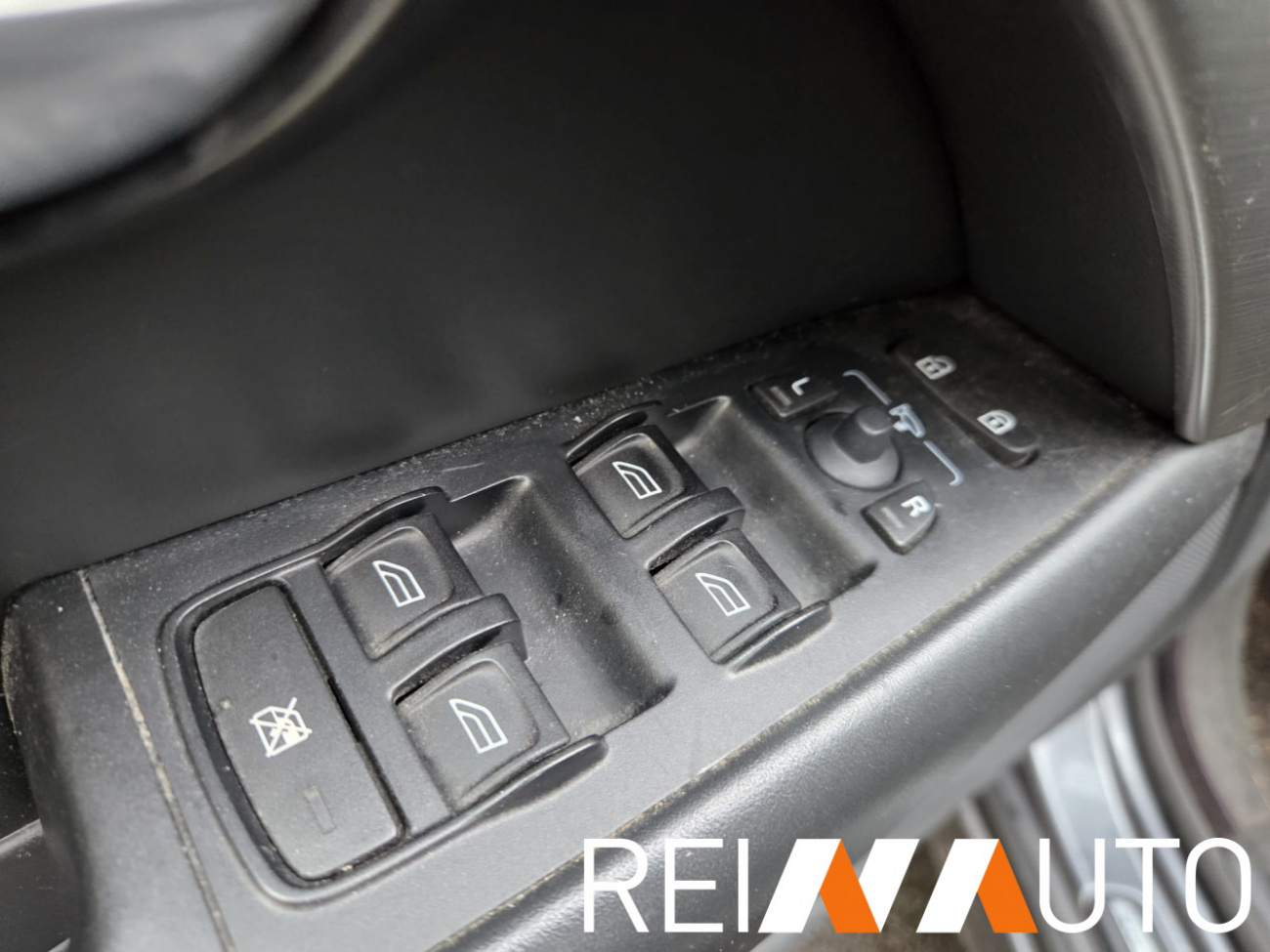 Volvo V70 Momentum Grijs