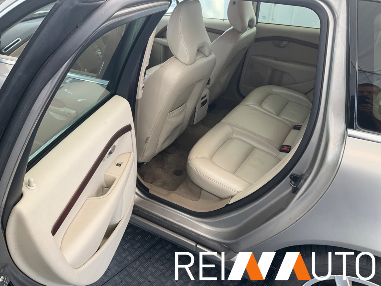 Volvo V70 D5 Summum Seashell