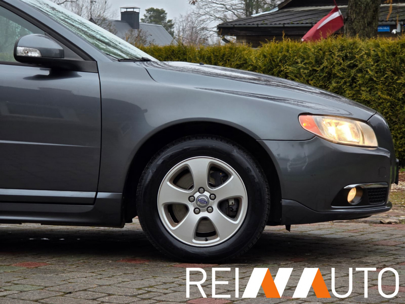 Volvo V70 Momentum Grijs