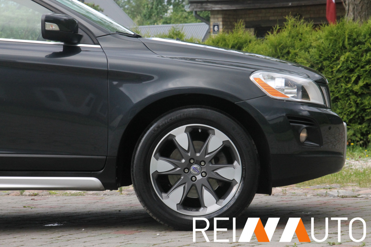 Volvo XC60 Momentum Grijs