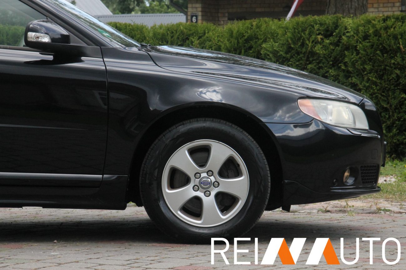 Volvo V70 D5 Momentum Black