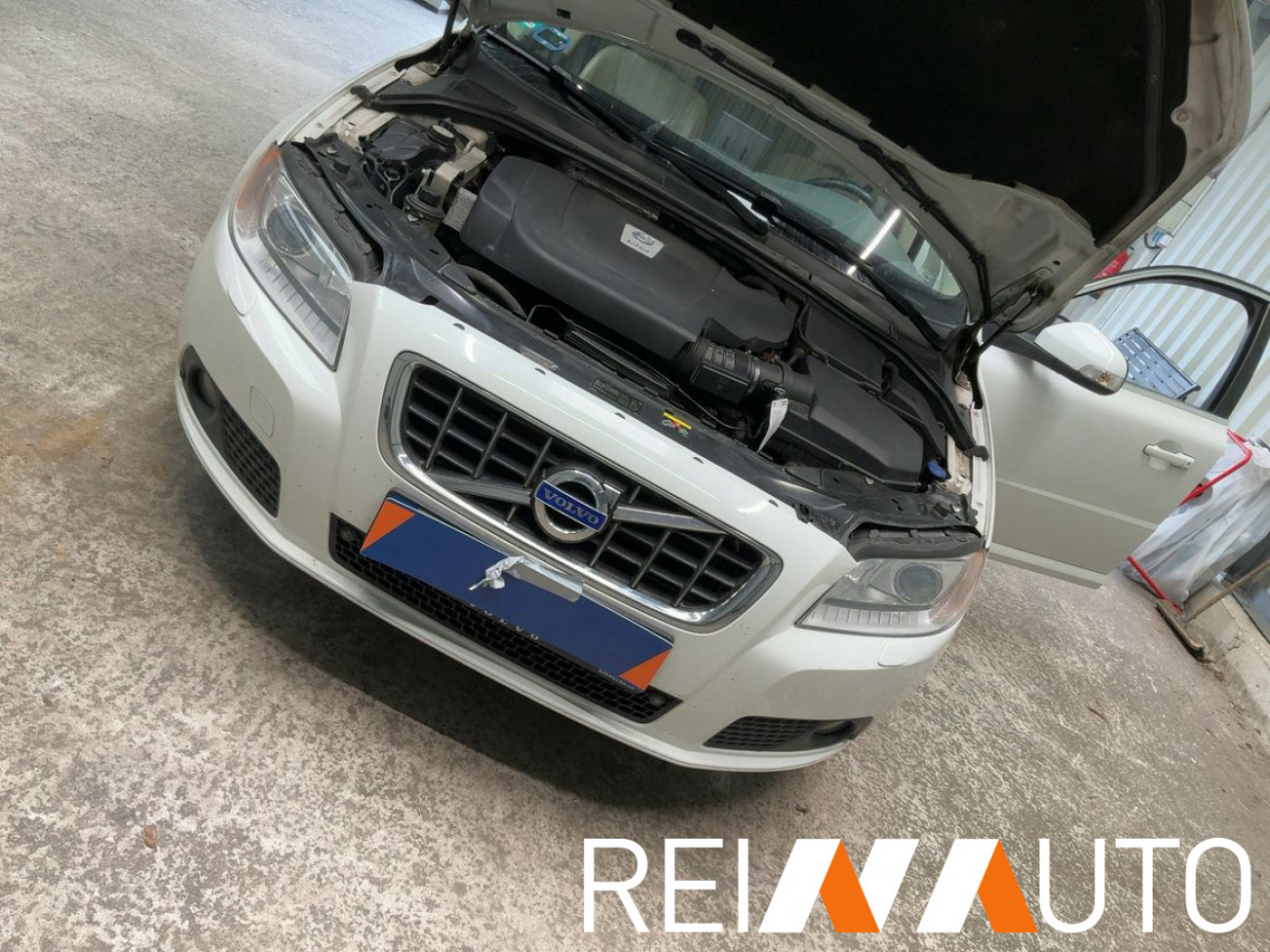 Volvo V70 Momentum Weiss