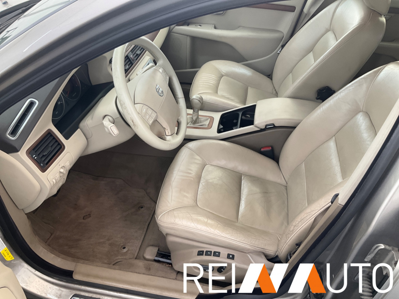 Volvo V70 D5 Summum Seashell