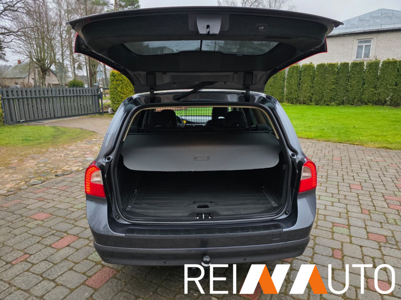 Volvo V70 Momentum Grijs