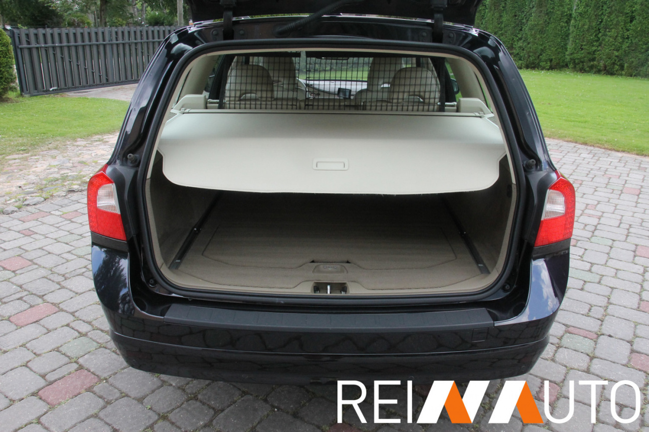 Volvo V70 D5 Momentum Black