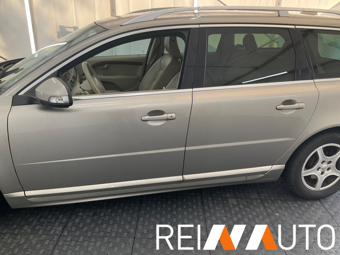 Volvo V70 D5 Summum Seashell