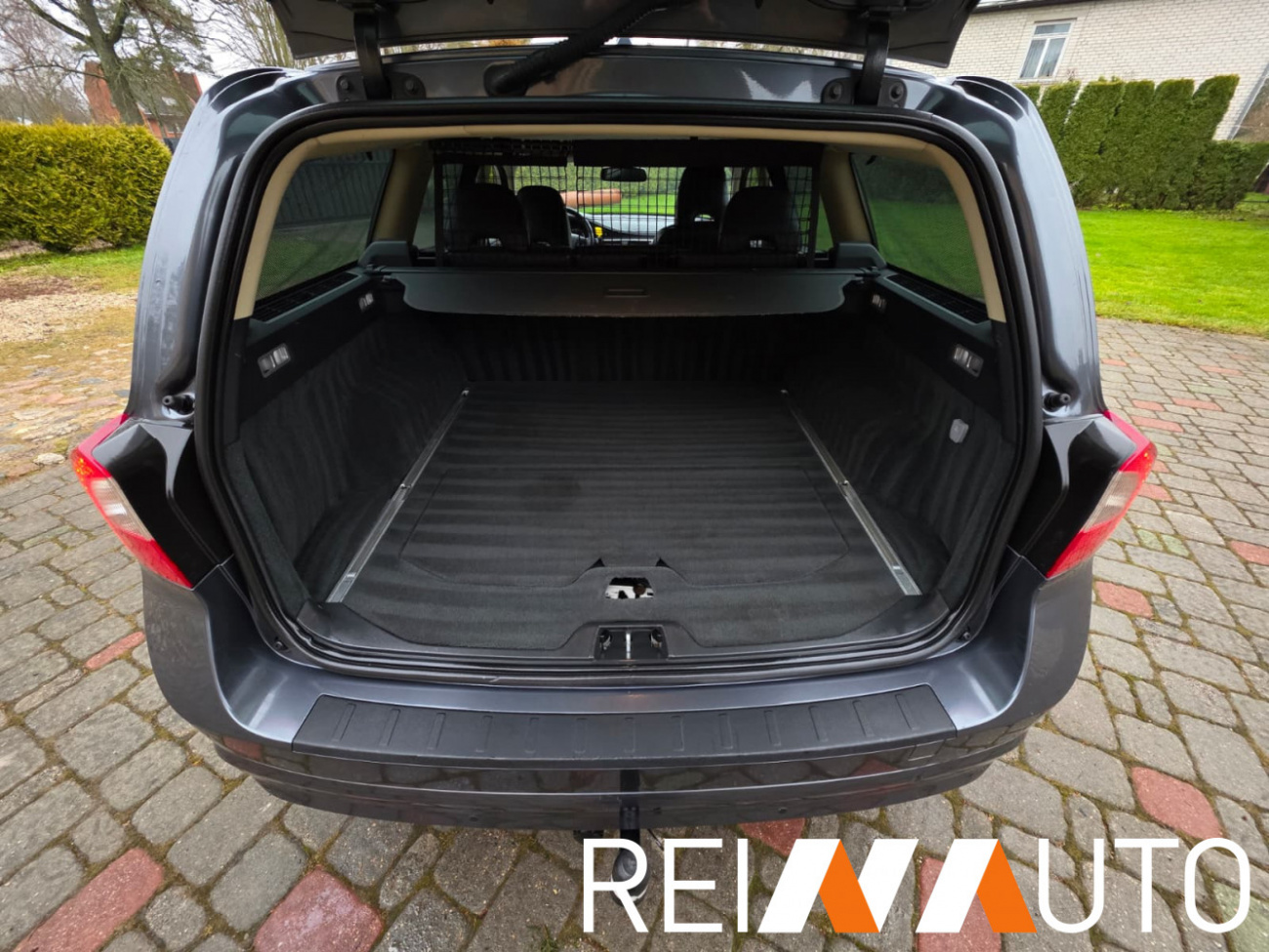 Volvo V70 Momentum Grijs