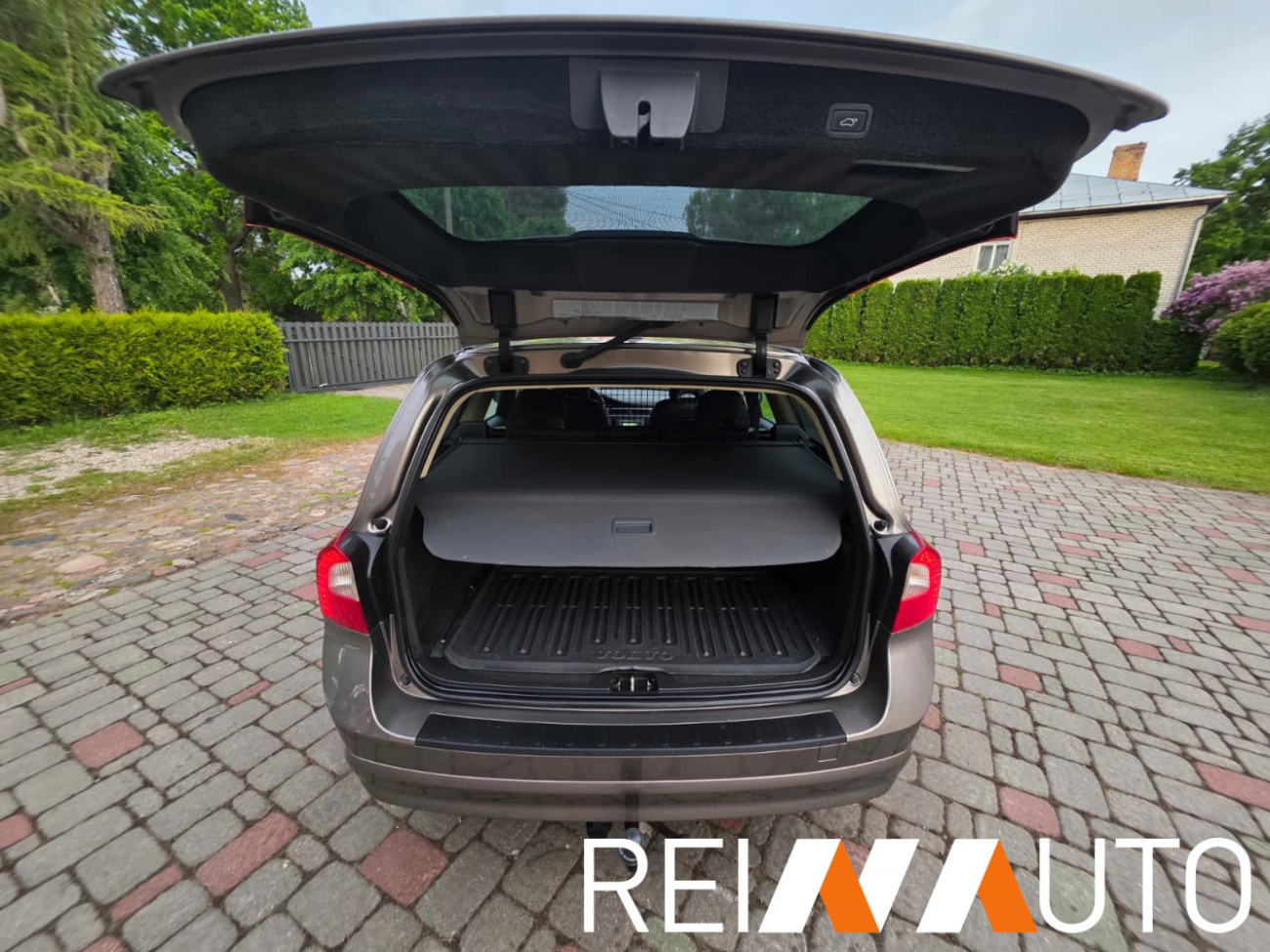 Volvo V70 Momentum Beige