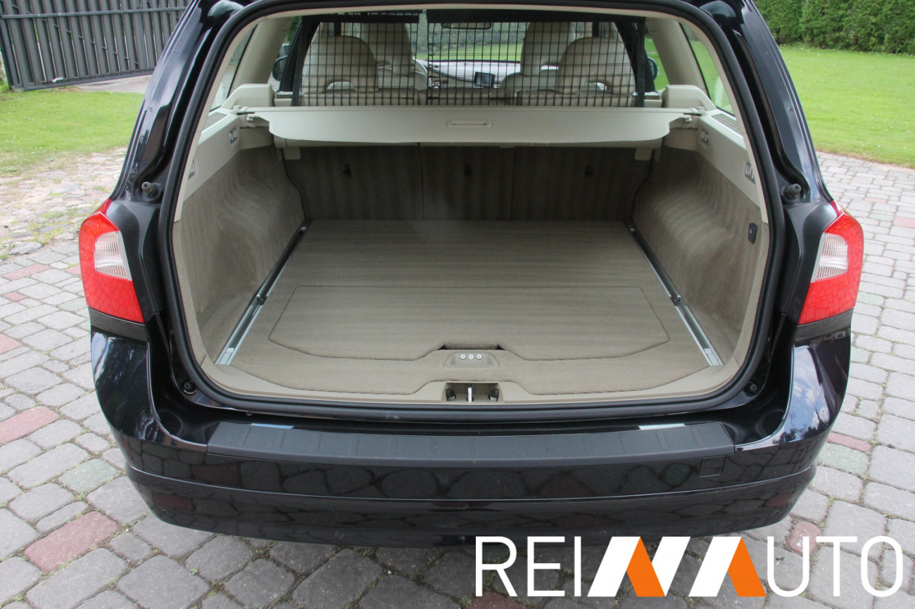 Volvo V70 D5 Momentum Black