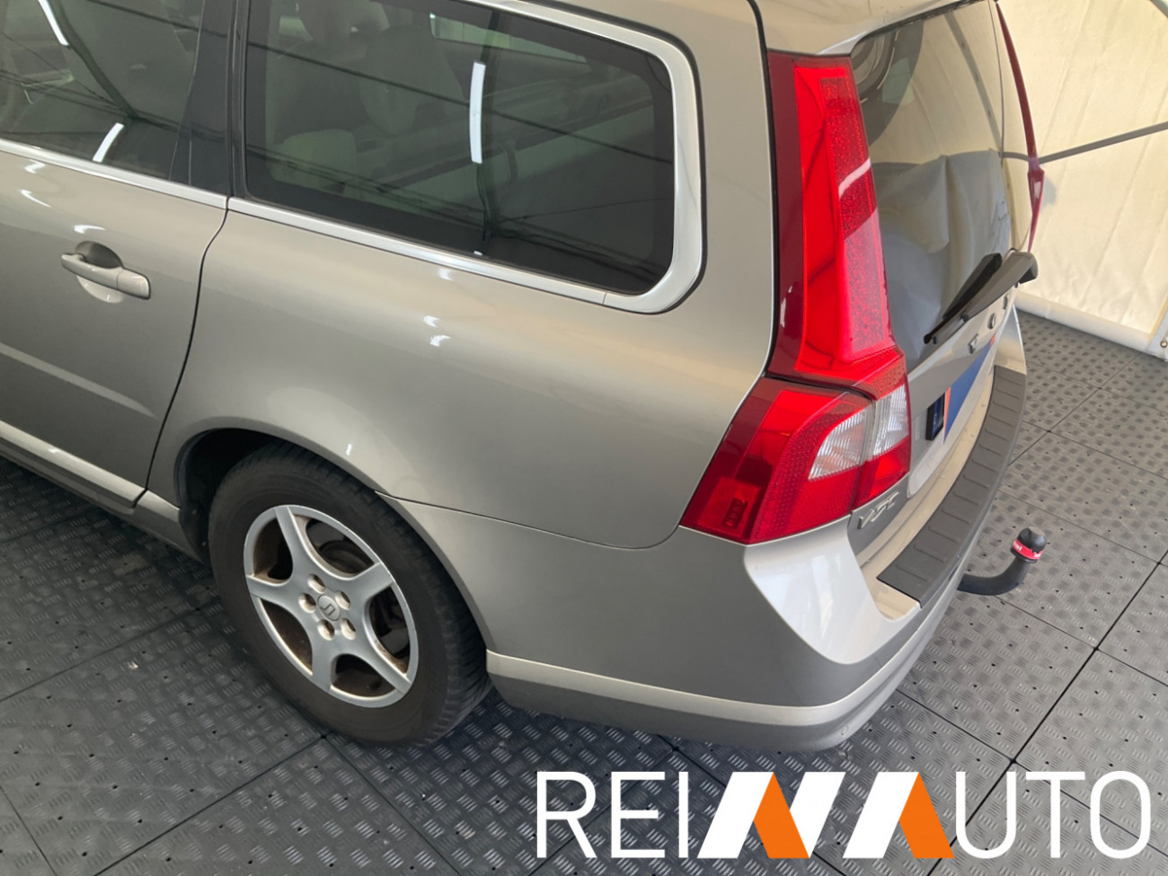 Volvo V70 D5 Summum Seashell