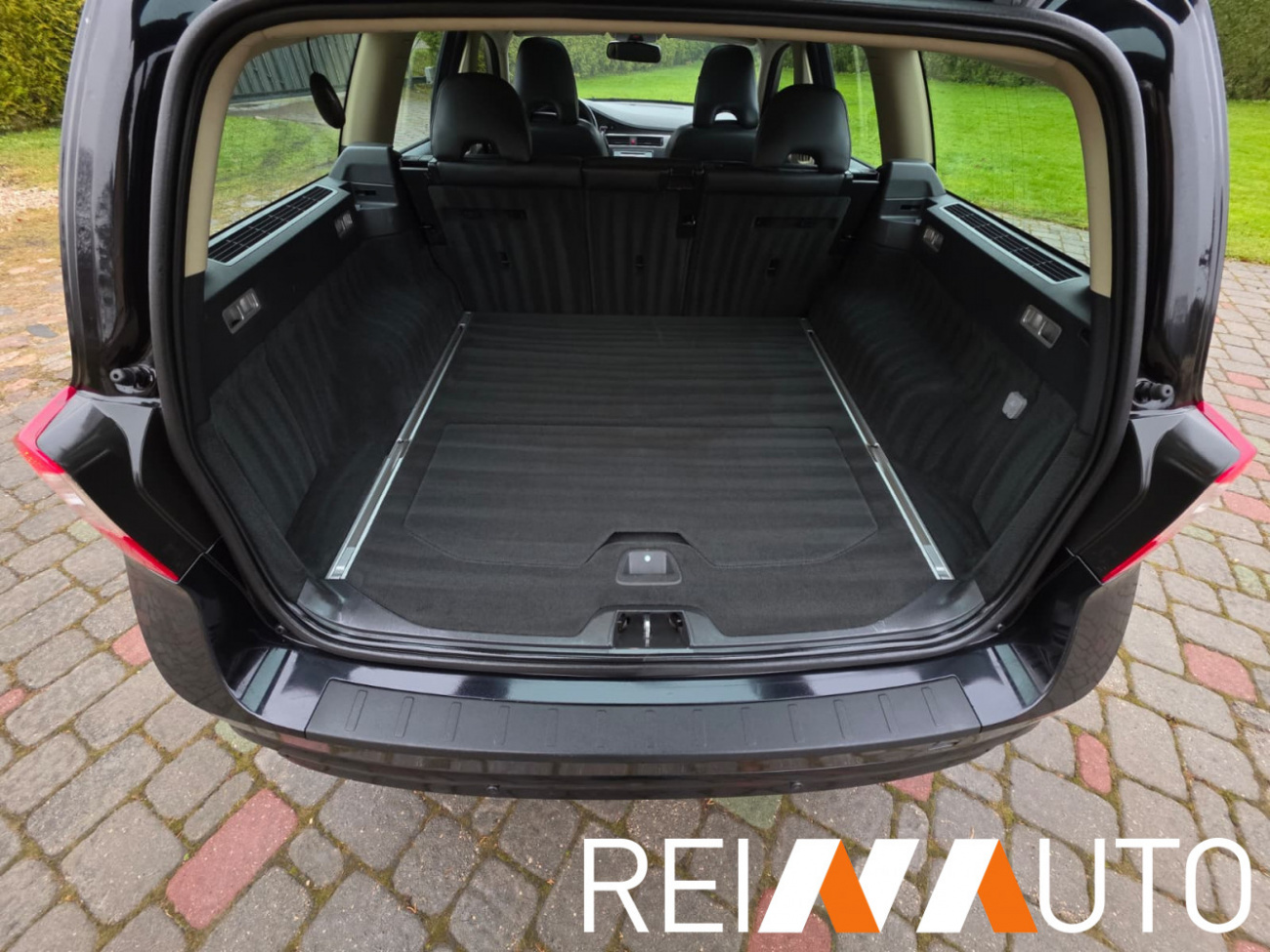 Volvo V70 Momentum D5