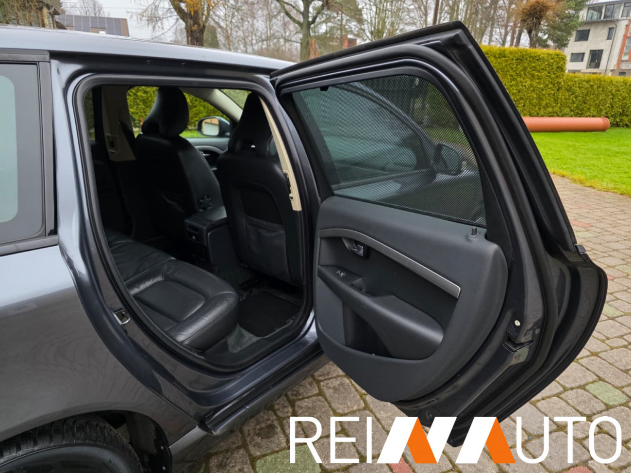 Volvo V70 Momentum Grijs