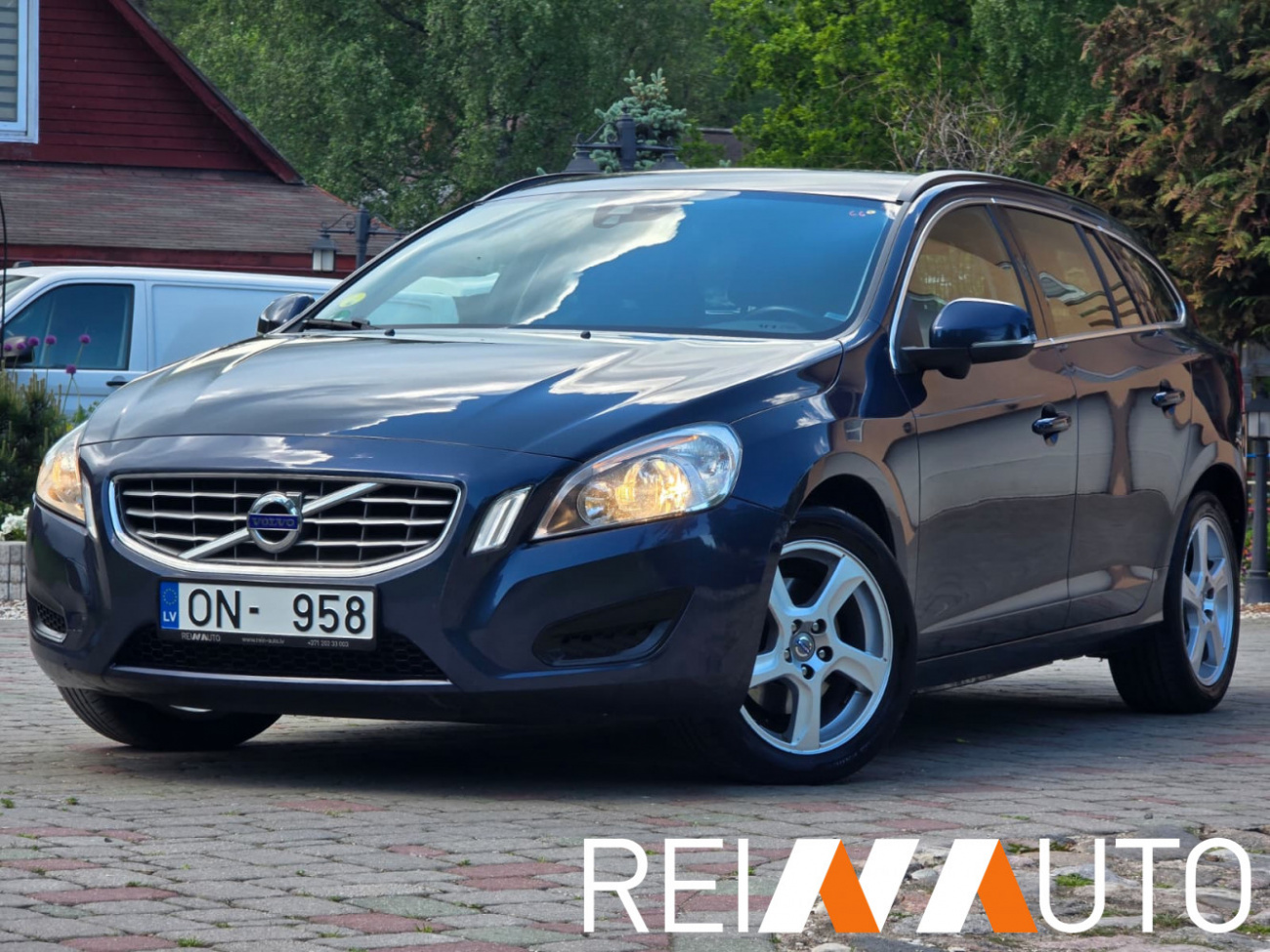 Volvo V60 Momentum D4