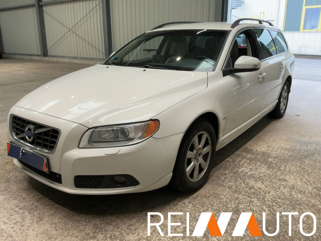 Volvo V70 Momentum Weiss