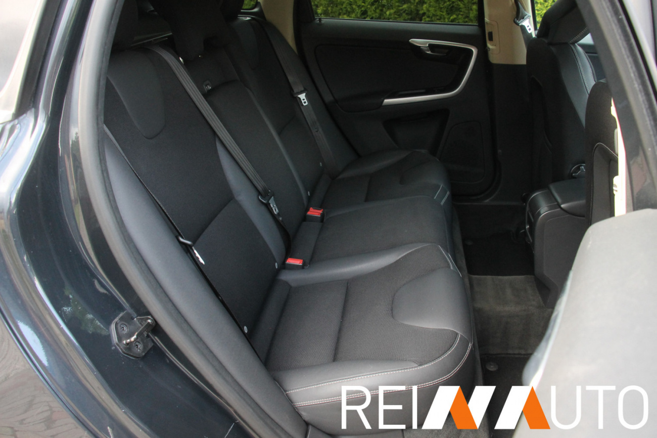 Volvo XC60 Momentum Grijs