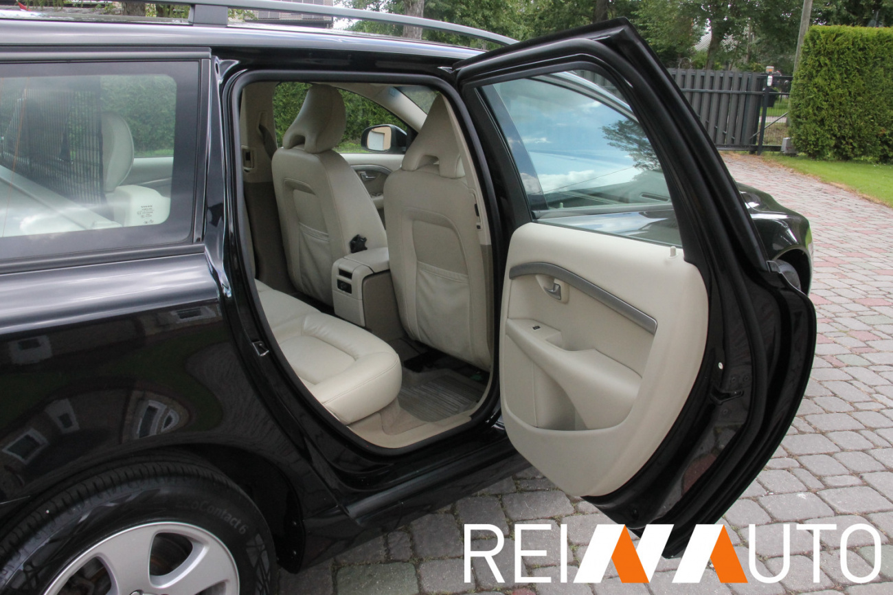 Volvo V70 D5 Momentum Black