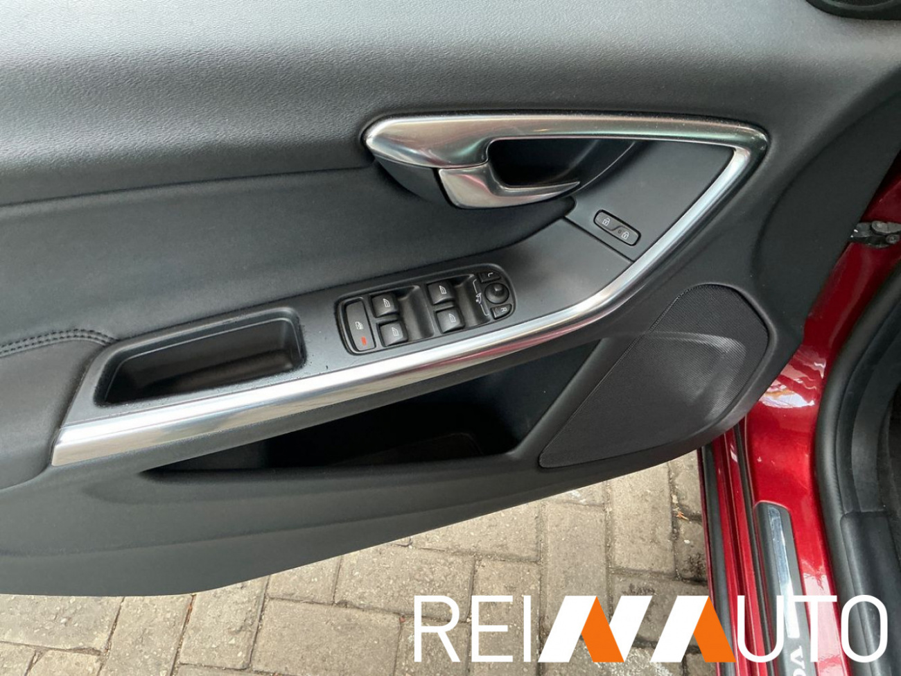 Volvo V60 Momentum Cherry