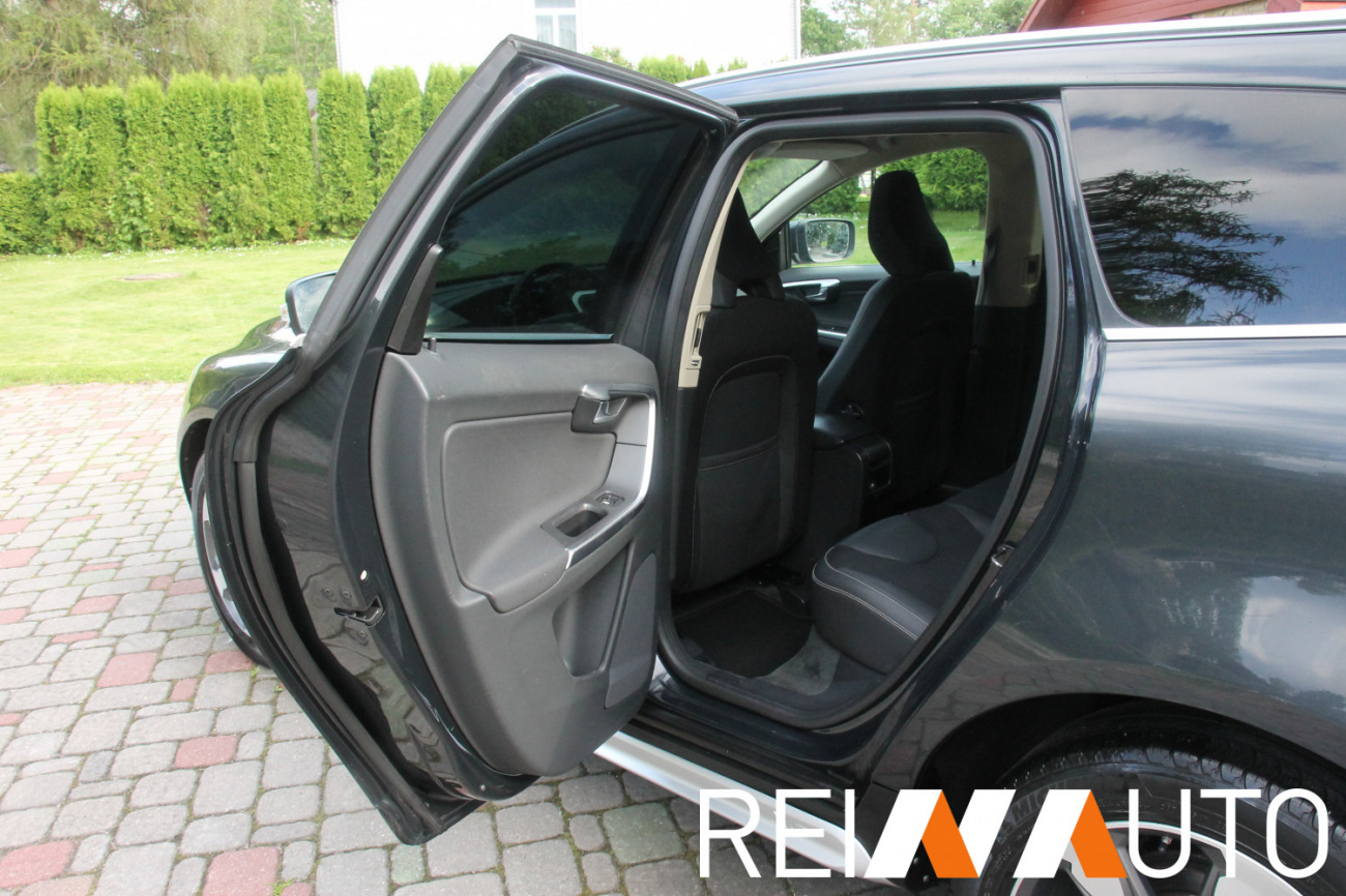 Volvo XC60 Momentum Grijs
