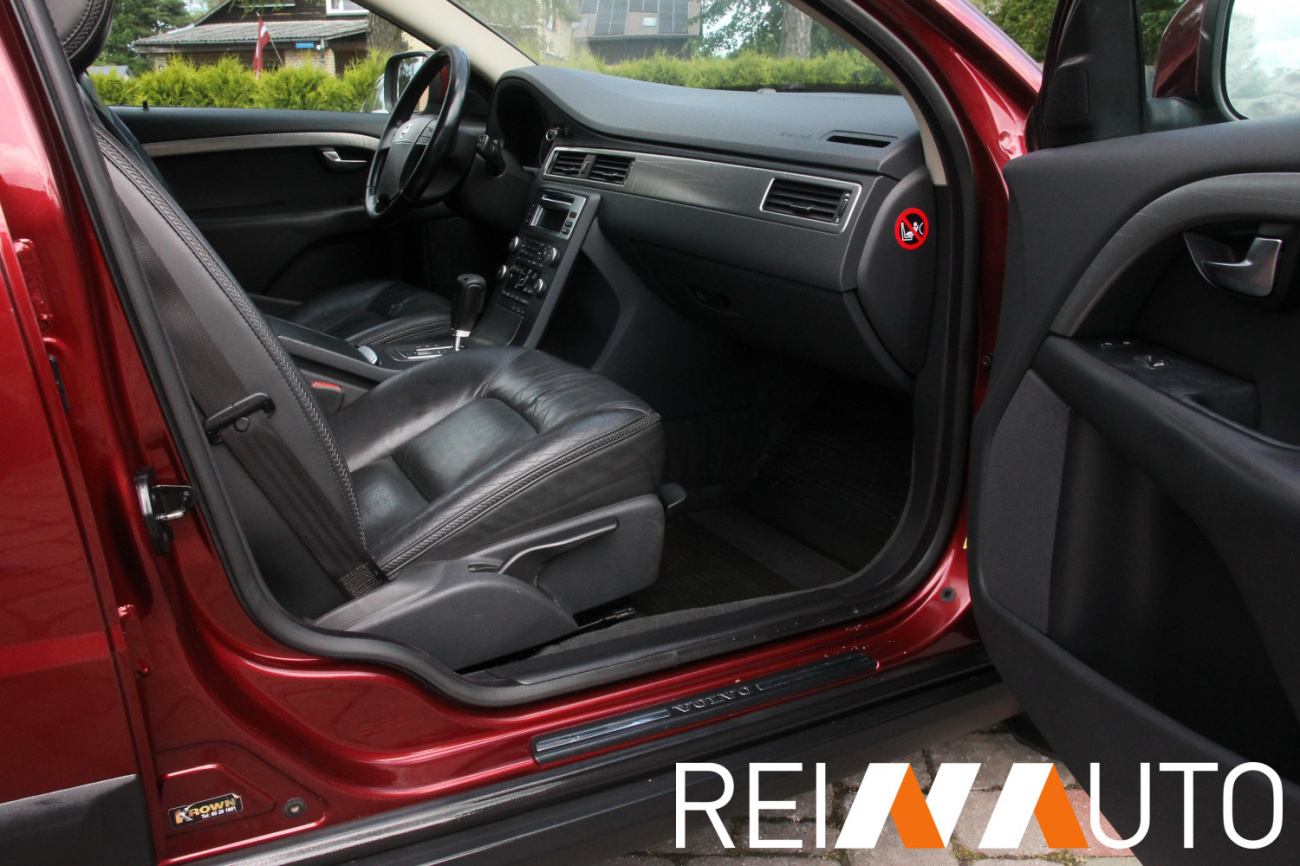Volvo XC70 Cherry
