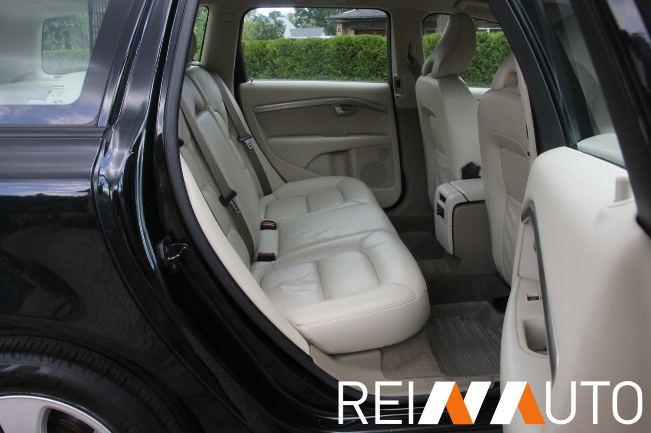 Volvo V70 D5 Momentum Black
