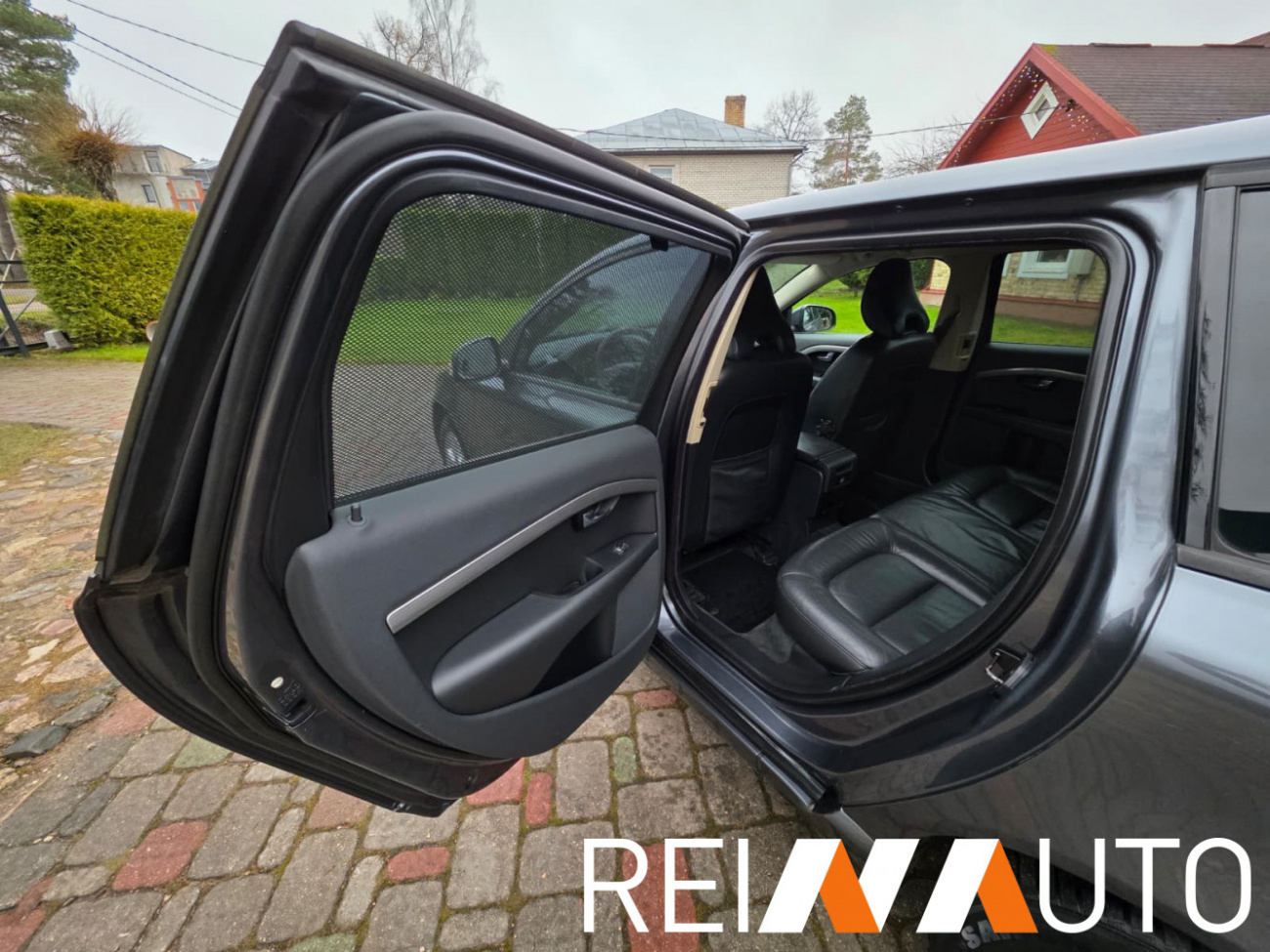 Volvo V70 Momentum Grijs