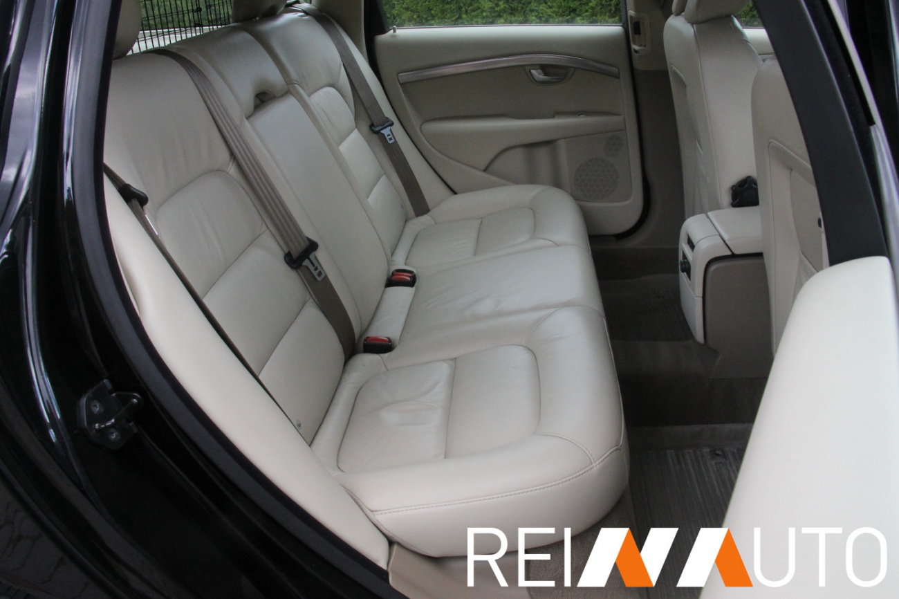 Volvo V70 D5 Momentum Black