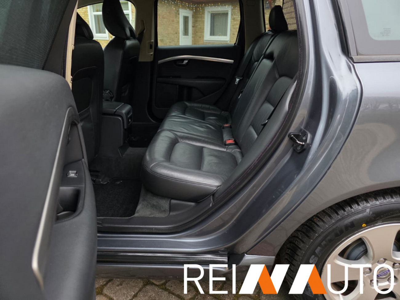 Volvo V70 Momentum Grijs