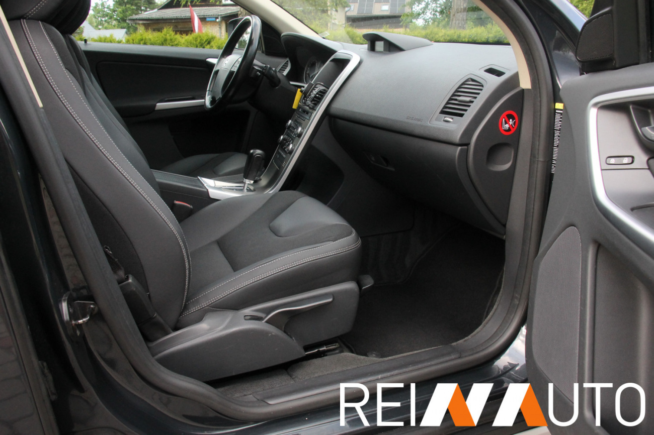 Volvo XC60 Momentum Grijs