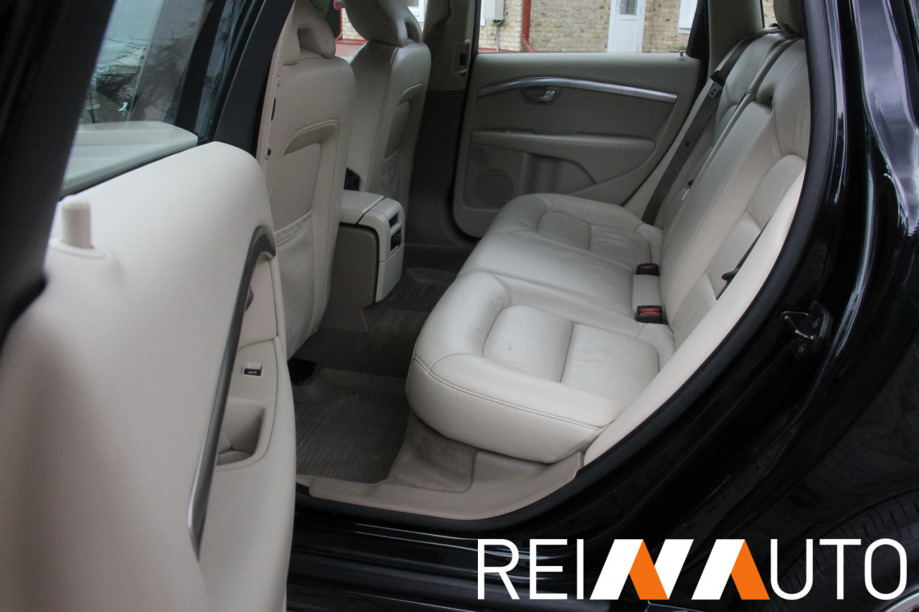 Volvo V70 D5 Momentum Black