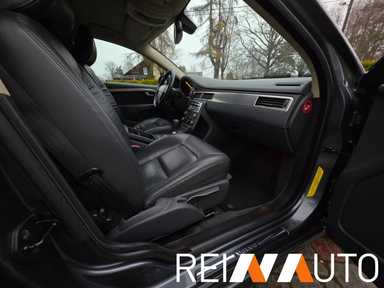 Volvo V70 Momentum Grijs