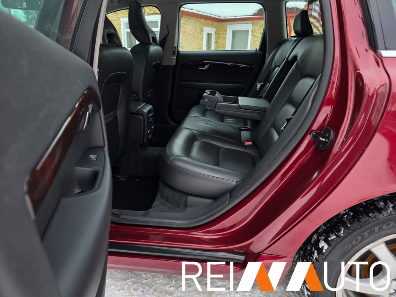 Volvo V70 Summum Cherry