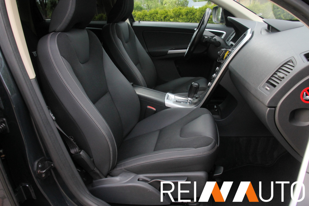 Volvo XC60 Momentum Grijs