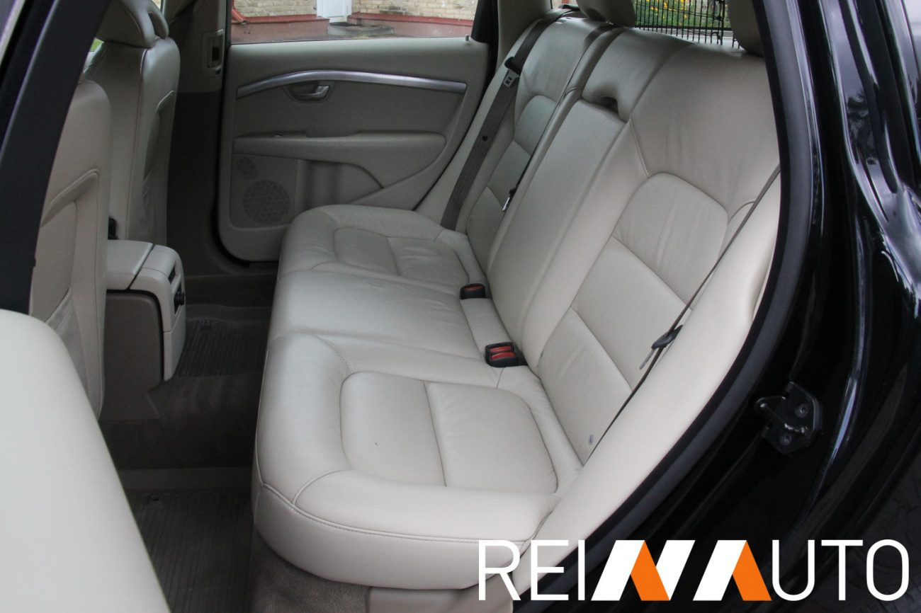 Volvo V70 D5 Momentum Black