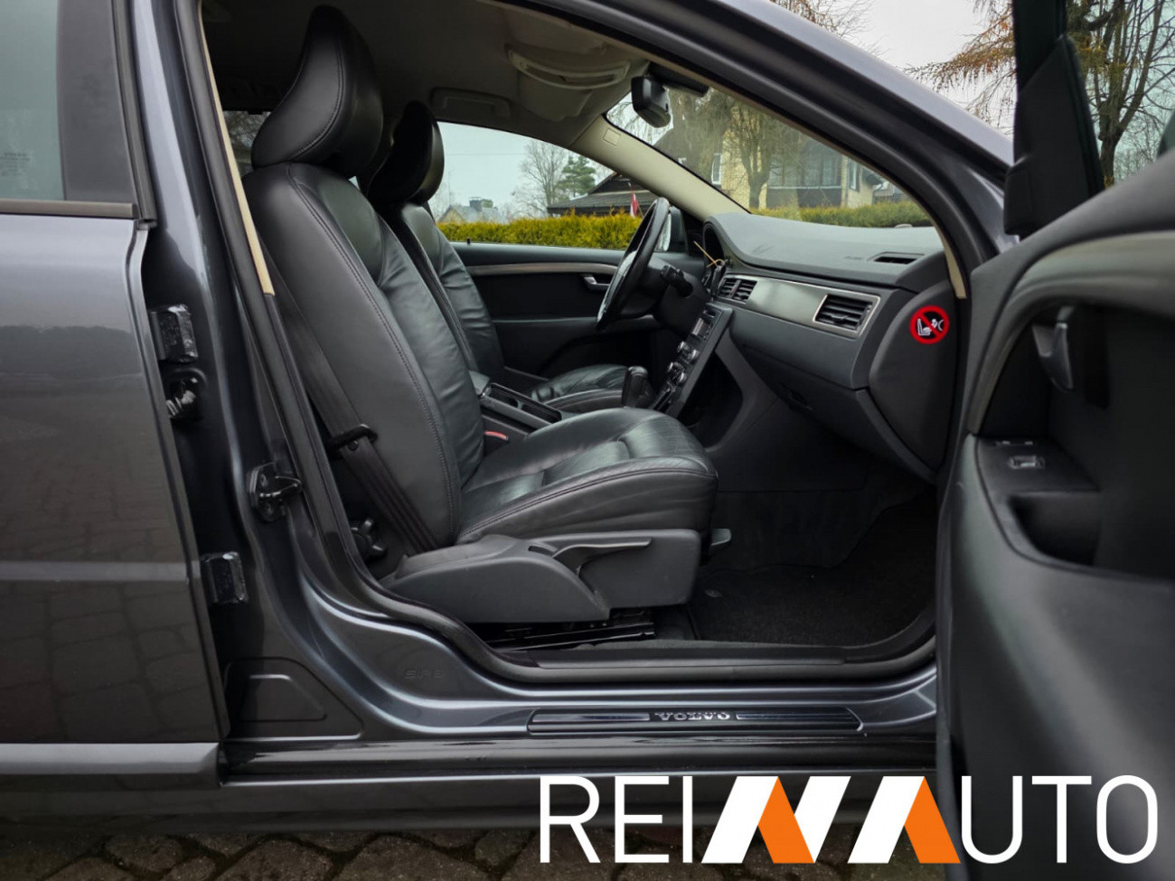 Volvo V70 Momentum Grijs