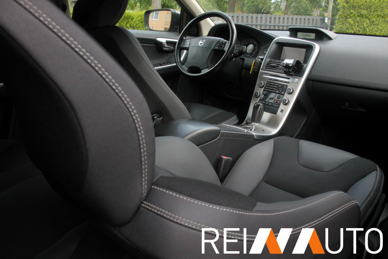 Volvo XC60 Momentum Grijs