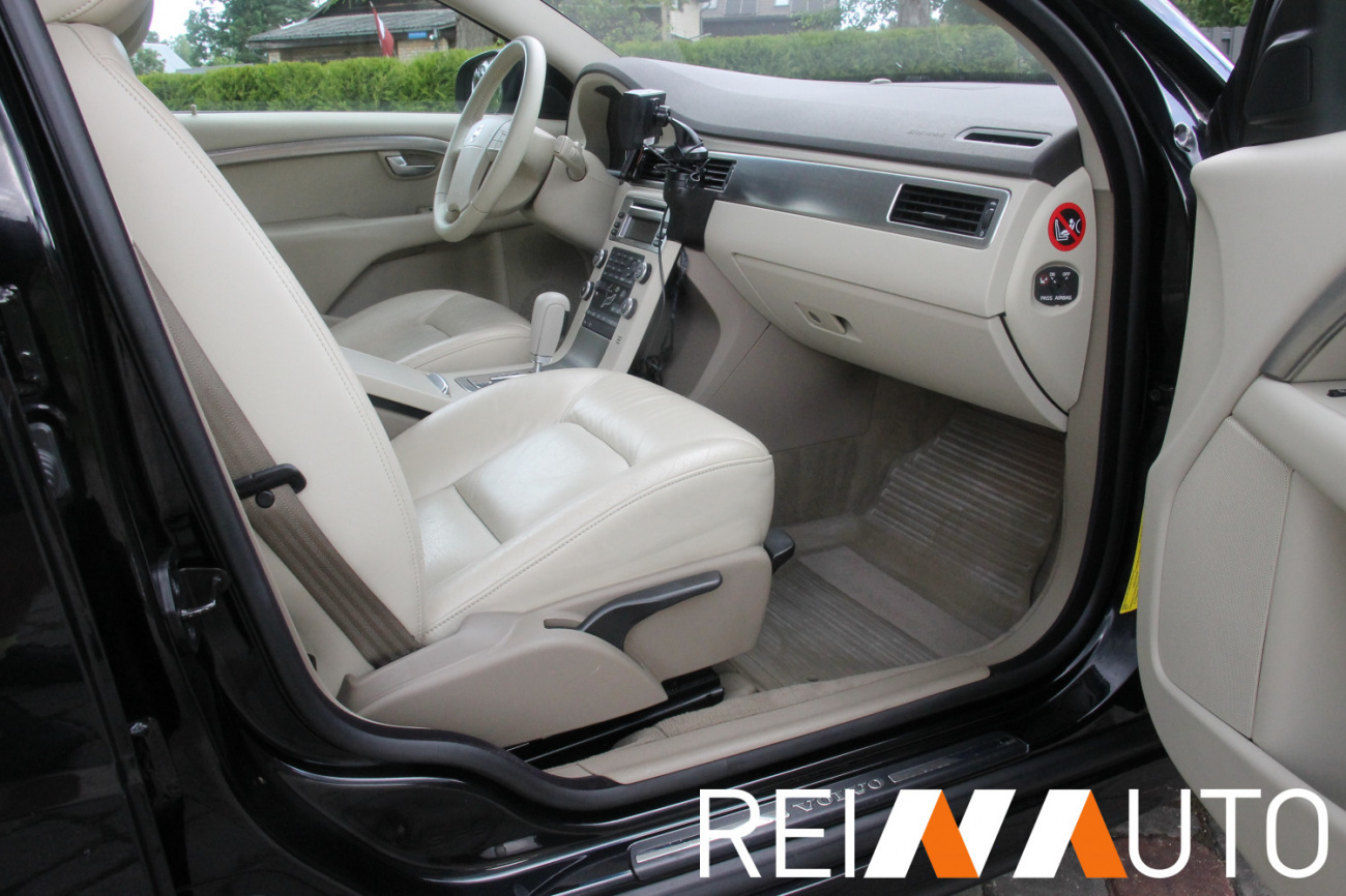Volvo V70 D5 Momentum Black