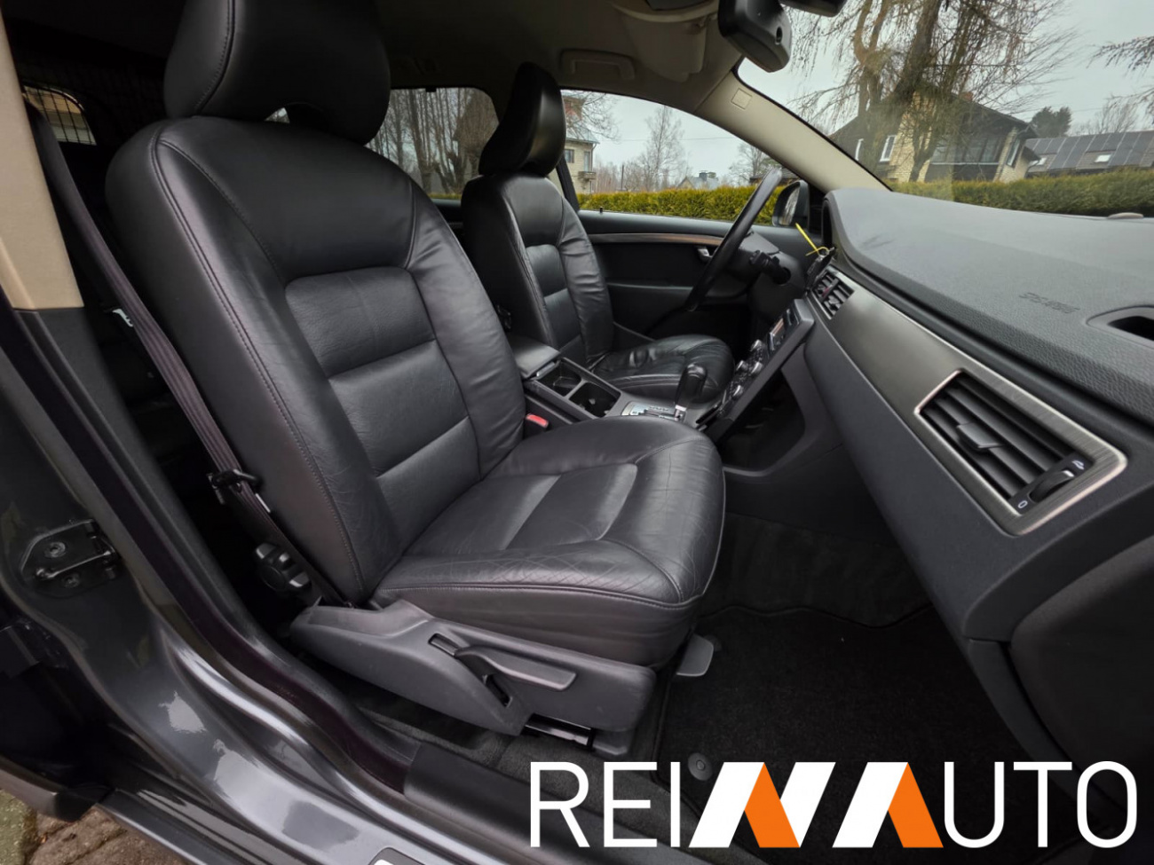 Volvo V70 Momentum Grijs