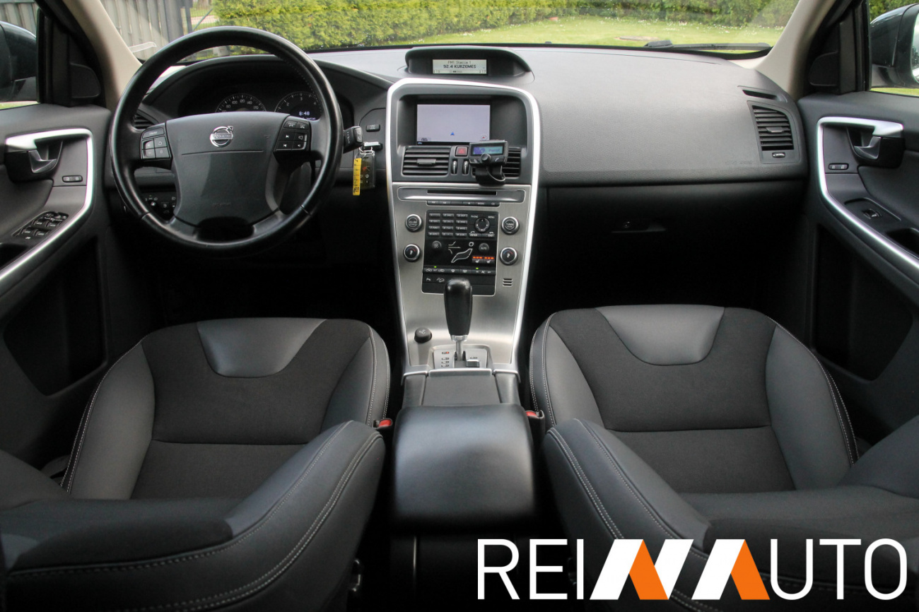Volvo XC60 Momentum Grijs
