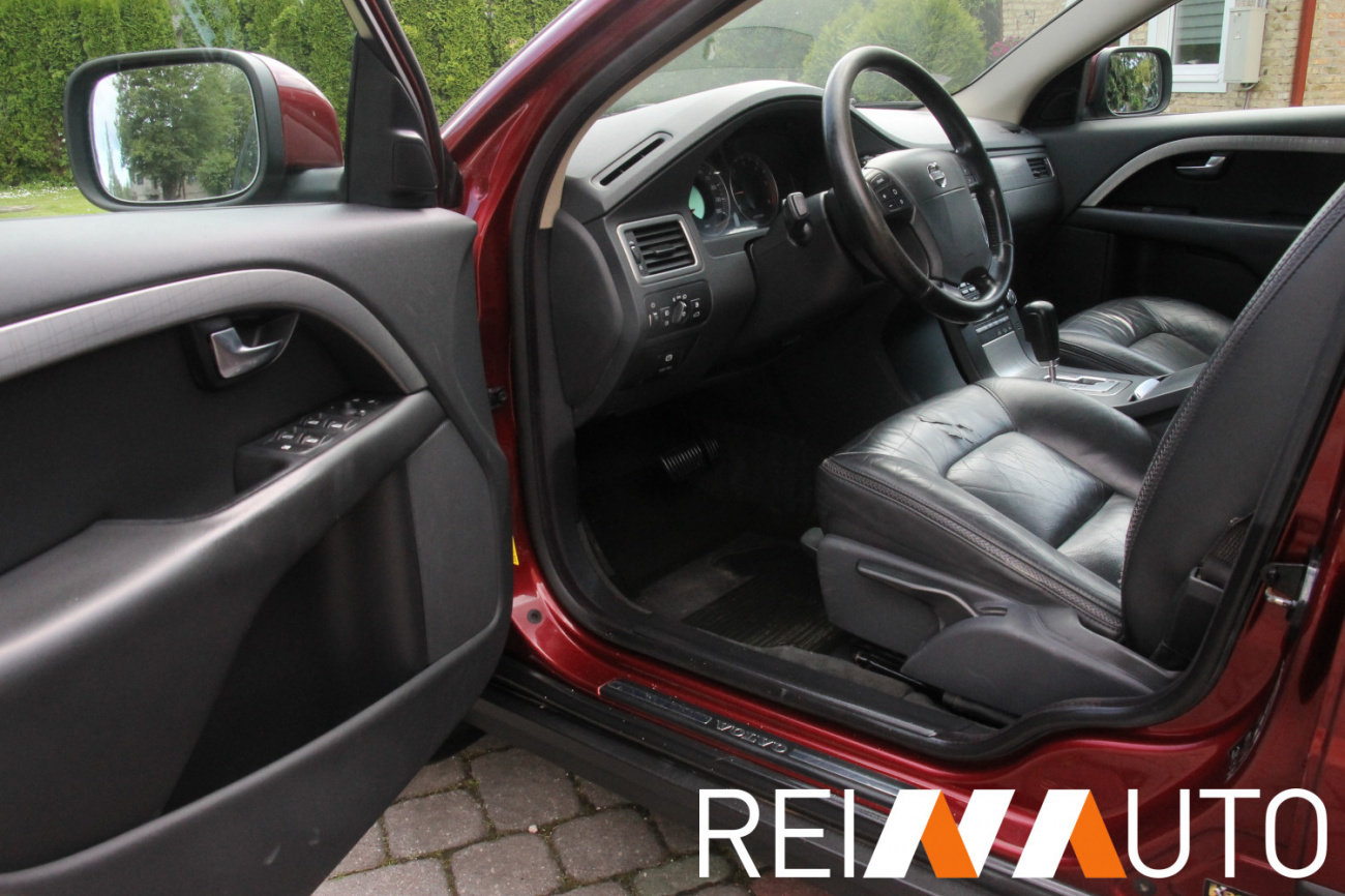 Volvo XC70 Cherry
