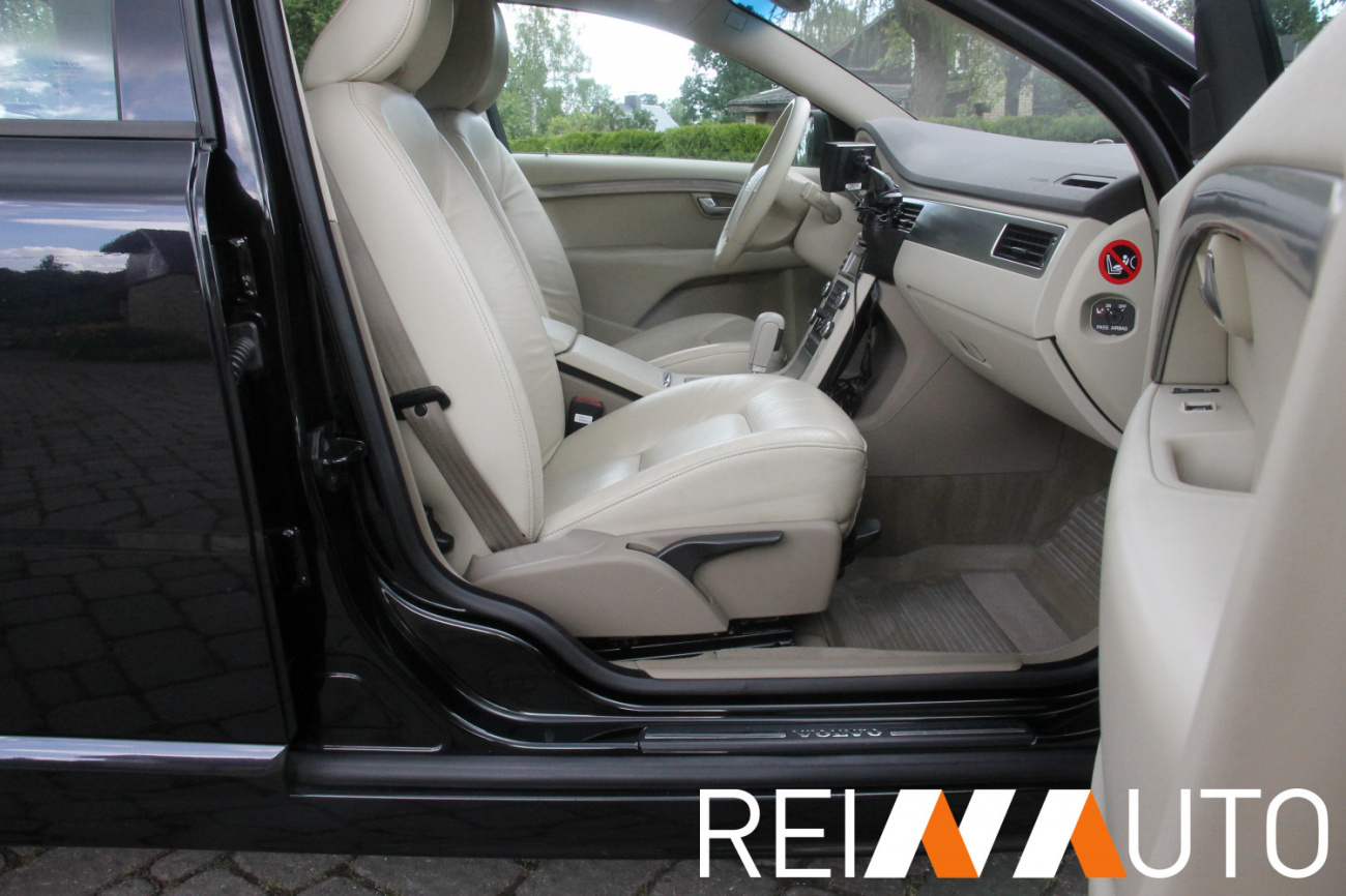 Volvo V70 D5 Momentum Black