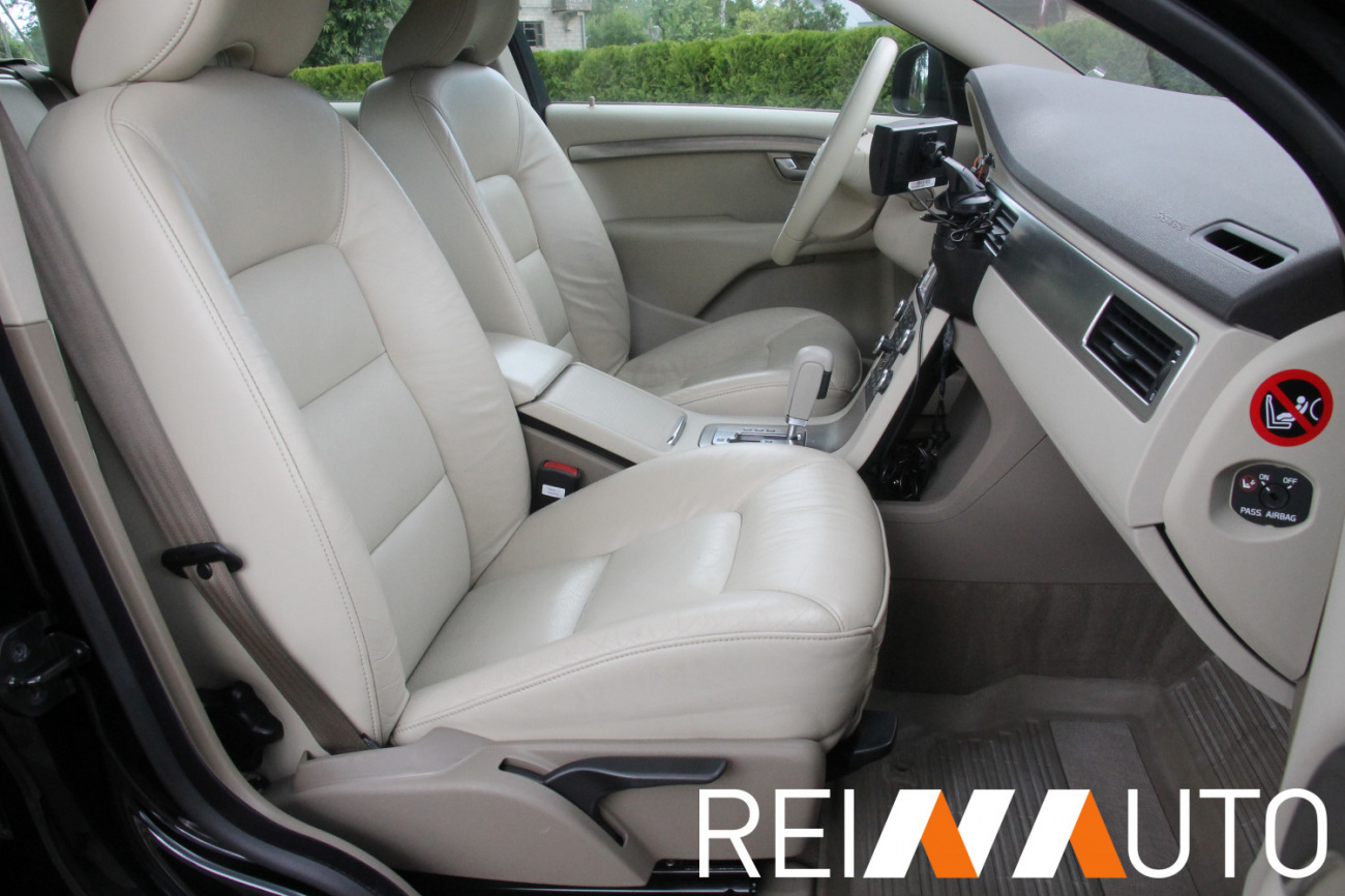 Volvo V70 D5 Momentum Black
