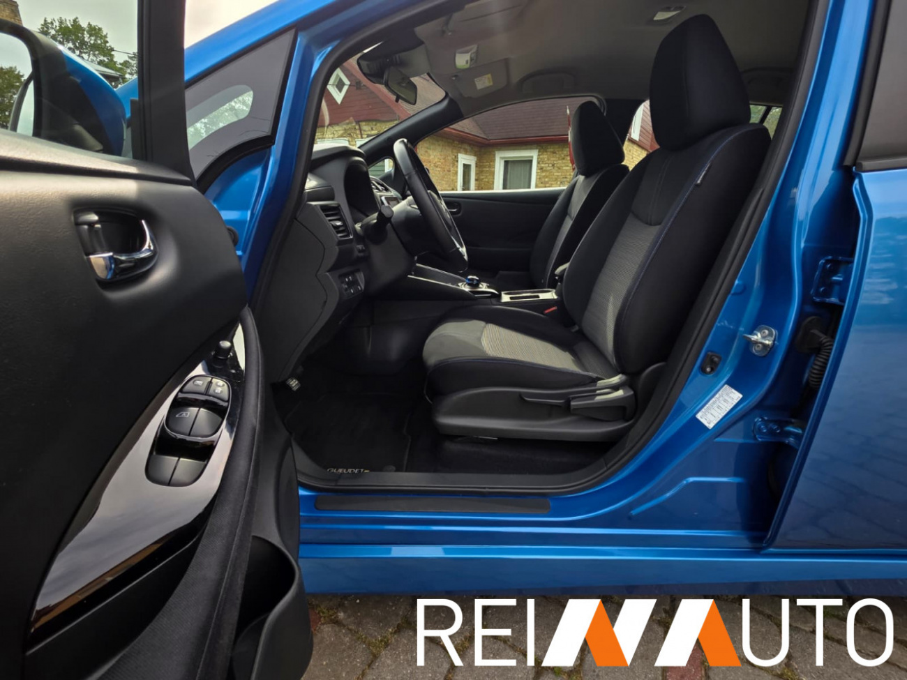 Nissan Leaf Blue
