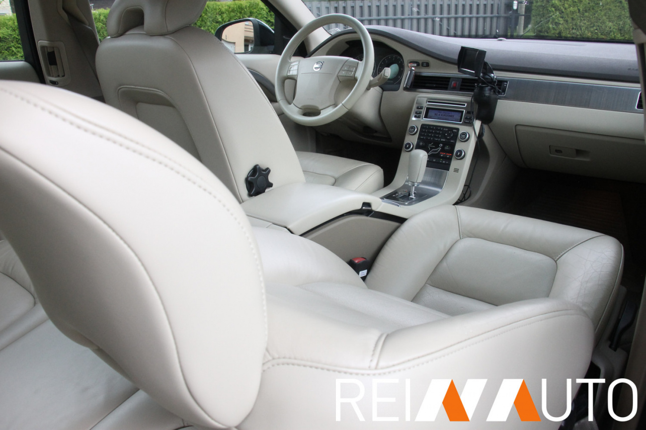 Volvo V70 D5 Momentum Black